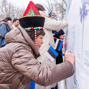 В соответствии с темой года, в этом году вместе с президентской четой поздравления Эстонской Республике направили представители разных этнических общин (Рауль Меэ).