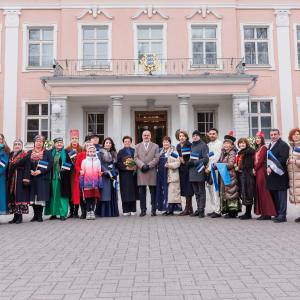 В соответствии с темой года, в этом году вместе с президентской четой поздравления Эстонской Республике направили представители разных этнических общин (Рауль Меэ).