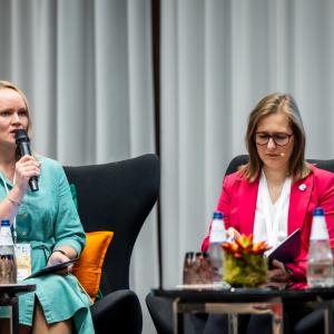 Conference moderator Kai Klandorf and Lea Danilson-Järg (Fatherland). Photo: Erlend Staub