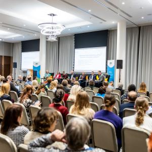 From left to right on stage: conference moderator Kai Klandorf, Lea Danilson-Järg (Fatherland), Aleksei Jašin (Estonia 200), Mart Kallas (Conservative People's Party of Estonia), Maria Jufereva-Skuratovski (Estonian Reform Party), Vadim Belobrovtsev (Estonian Centre Party) and Raimond Kaljulaid (Social Democratic Party). Photo: Erlend Staub